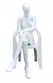 Manequim feminino prime sentada pose - 1